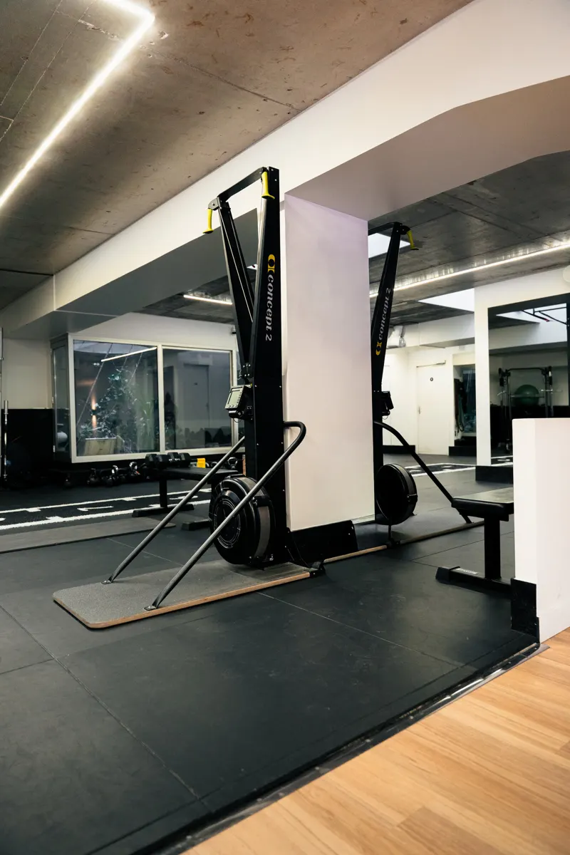 Plateau de musculation du Cube Fight Club, Paris 11e, lieu de la formation